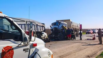 Bomberos Voluntarios de General Roca debieron coordinar un operativo para extraer al camionero que había quedado atrabapado dentro del habitáculo. Bomberos Voluntarios de General Roca debieron coordinar un operativo para extraer al camionero que había quedado atrabapado dentro del habitáculo.