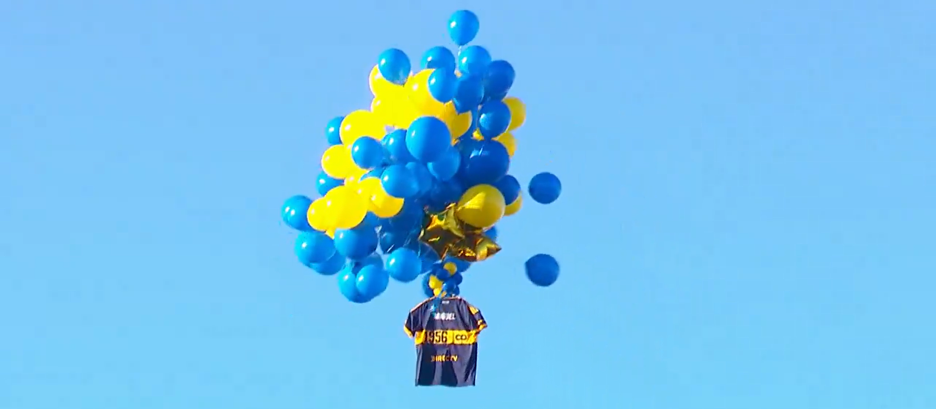 Boca envió al cielo una camiseta con el nombre de Miguel Ángel Russo.