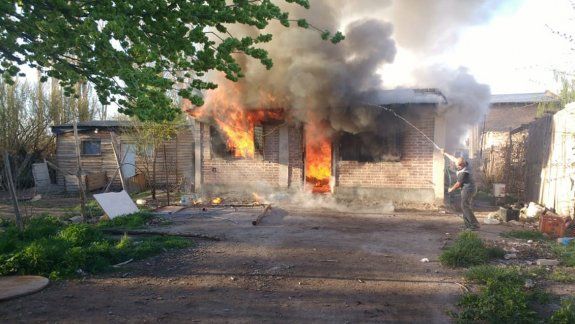 Un incendio arrasó una vivienda en la toma La Alameda