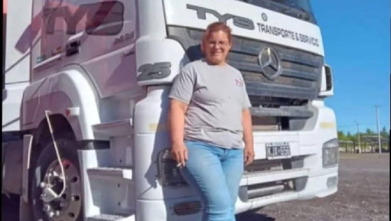 Cintia Cerutti fue la primera chofer de colectivos en Roca y trabajaba manejando un camión.&nbsp;