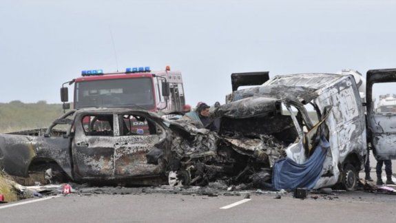 Murieron cuatro personas en un trágico accidente sobre Ruta 22