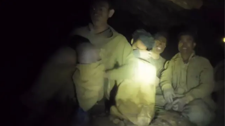 Rescatistas de varios países colaboran en las labores de búsqueda en la cueva. | LMCipolletti.com Rescatistas de varios países colaboran en las labores de búsqueda en la cueva.