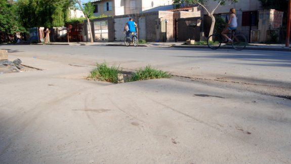 La víctima, Pedro Antinao, cayó sobre la vereda de calle Scalabrini Ortiz luego de ser ferozmente apuñalado.
