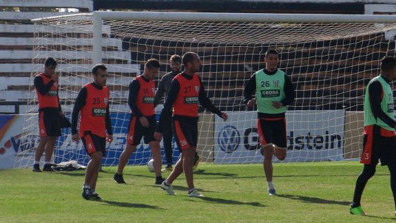 Negri, el ex Cipo, en la práctica de fútbol formal de Gimnasia, previo a subir al colectivo hacia Neuquén.