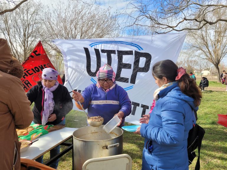 Vuelve la olla popular como forma de reclamo de las organizaciones sociales. El sindicato social UTEP y la agrupación FOL arrancarán este martes su protesta con una marcha y concluirán con una comida preparada en una olla al lado del edificio central de la comuna.