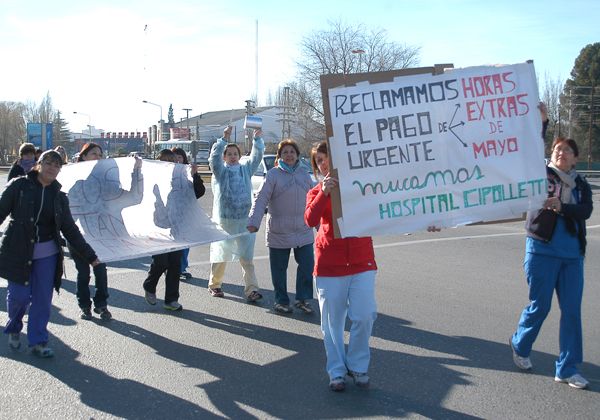 Enfermeros realizaron panfleteada en el ex peaje
