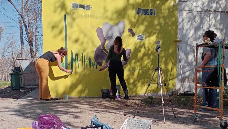 Pintaron un mural en Roca para pedir justicia por el chimpacé Toti
