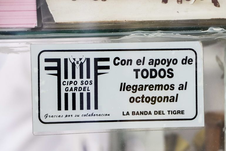 Una vieja calcomanía en el local que refleja el histórico respaldo de Las Malvinas a Cipo.