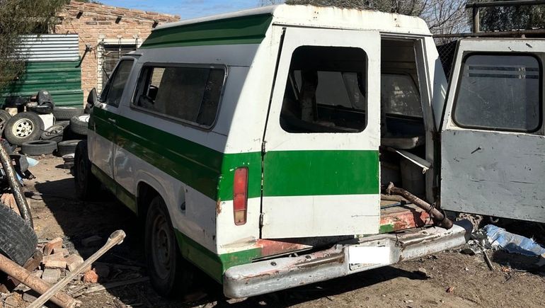 La Policía halló la camioneta F100 poco después de la denuncia.