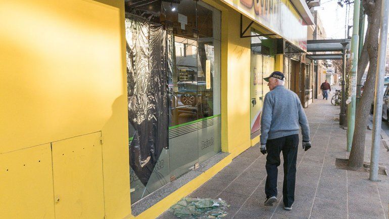 Los vecinos no dejaban de asombrarse por los destrozos en los locales.