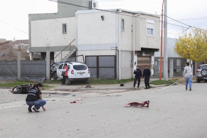 Chocó contra una moto y terminó adentro de una casa