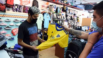 Un hincha compra la réplica en un comercio neuquino. Esas también salen como pan caliente.