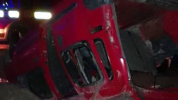 La camioneta Renault Kangoo volcó en la rotonda de El Solito. Falleció su conductor y otras cuatro personas -entre ellas su esposa y su hija- fueron hospitalizadas.&nbsp;