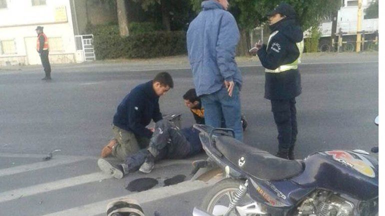 Chocó a una moto en la Ruta 151 y se dio a la fuga