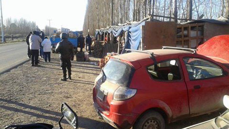 El auto secuestrado se hallaba junto al puesto de frutas y verduras que fue desalojado por el Municipio.