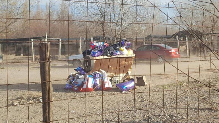 La basura no se saca seguido en el refugio. Los vecinos ayudan a limpiar.