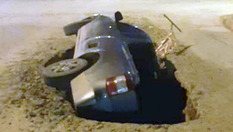 Paseaba por Allen con su camioneta y se lo tragó la tierra 