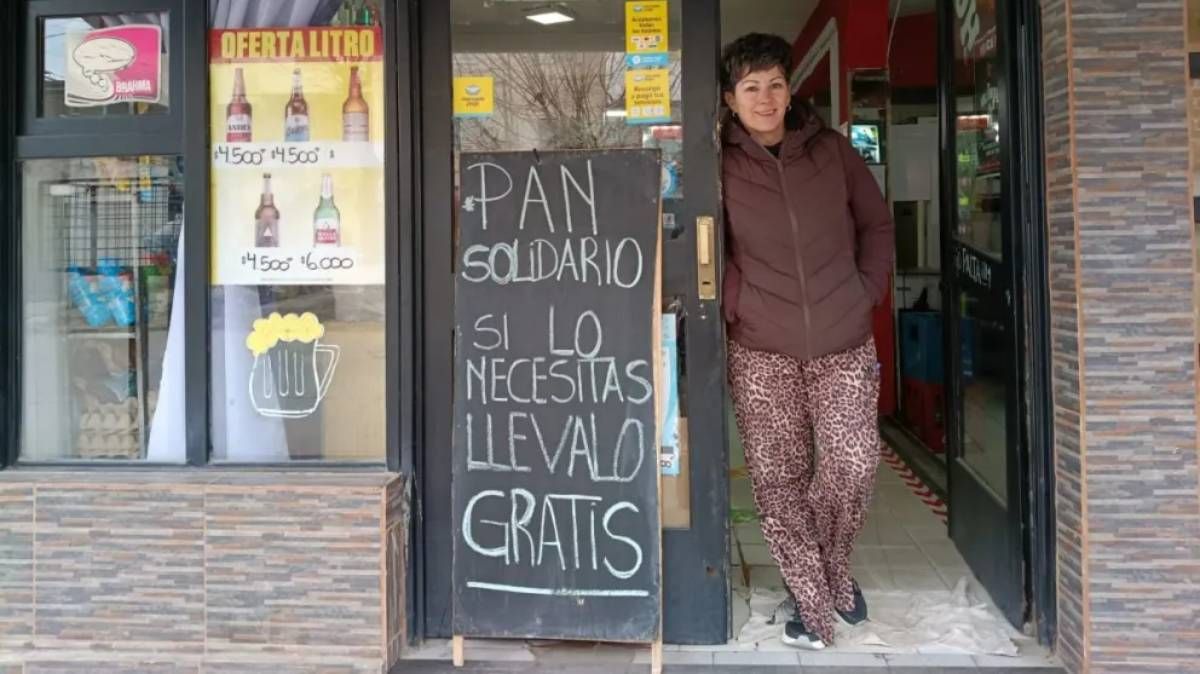 Verito, en la puerta de su almacén. Una mujer solidaria. Foto ANR