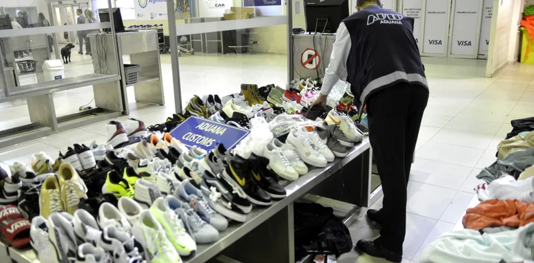 La Aduana revisará el equipaje de los que viajen al exterior para detectar infracciones