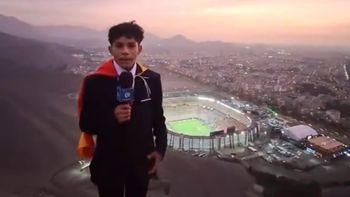 El joven relator subió a un cerro cercano al estadio donde se jugaba la final de la Copa Libertadores y narró las alternativas del encuentro. | LMCipolletti.com El joven relator subió a un cerro cercano al estadio donde se jugaba la final de la Copa Libertadores y narró las alternativas del encuentro.