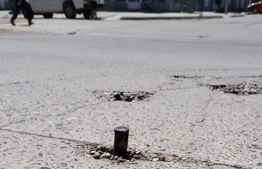 Al filo del pavimento. Así aparecieron las estacas de hierro en una calle de San Antonio Oeste.&nbsp;