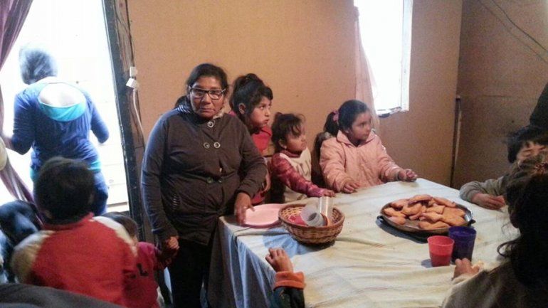 En el asentamiento 2 de Febrero abrieron un merendero para atender a los niños que sufren por la lluvia y la pobreza.