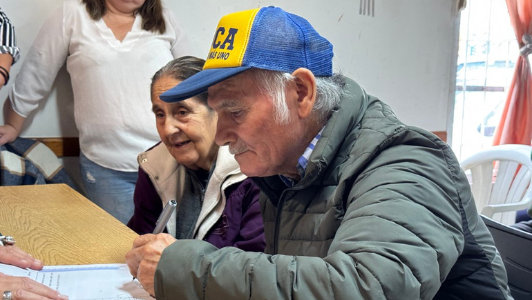 20 familias cipoleñas accedieron a la escrituración de sus viviendas después de años de espera.&nbsp;