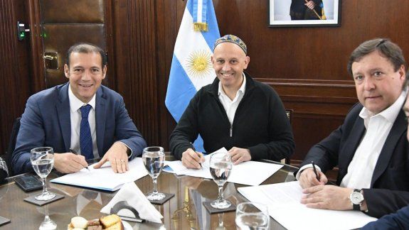 Weretilneck y Gutiérrez  firmaron el acuerdo por el basurero regional