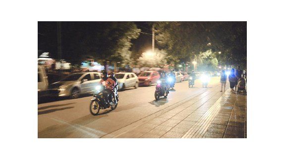 Las motos y autos circulan con escapes libres y música a todo volumen.