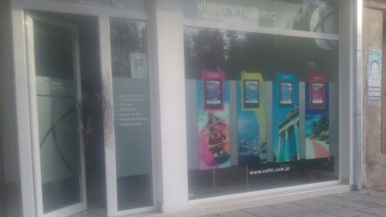 La puerta de Vathi Turismo fue violentada por los delincuentes para ingresar.