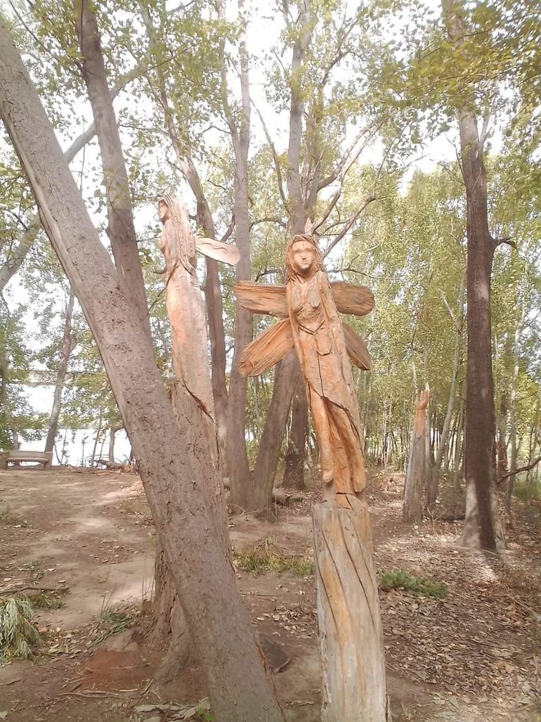 Sus esculturas están ubicadas en el camping municipal de la ciudad a orillas del río Negro.