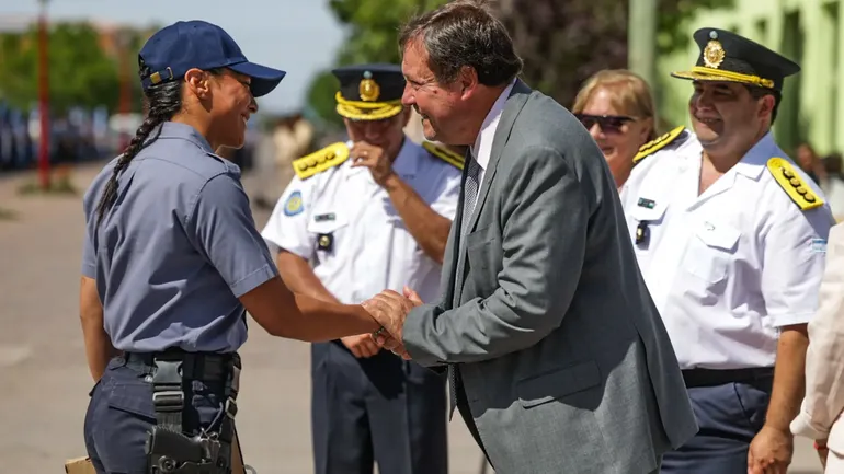 Weretilneck en el acto del Día de la Policía en Los Menucos. Weretilneck en el acto del Día de la Policía en Los Menucos.