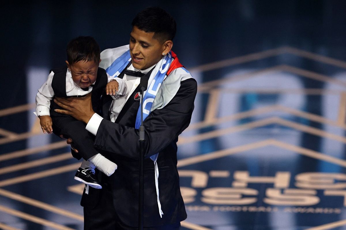 El hincha de Colón de Santa Fe junto a su hijo en Londres para recibir el premio.&nbsp;