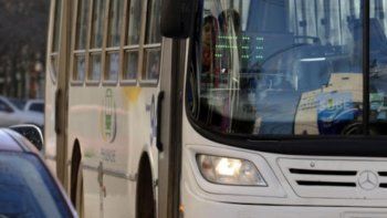 El chofer del colectivo reaccionó rápido ante la urgencia. | LMCipolletti.com El chofer del colectivo reaccionó rápido ante la urgencia.