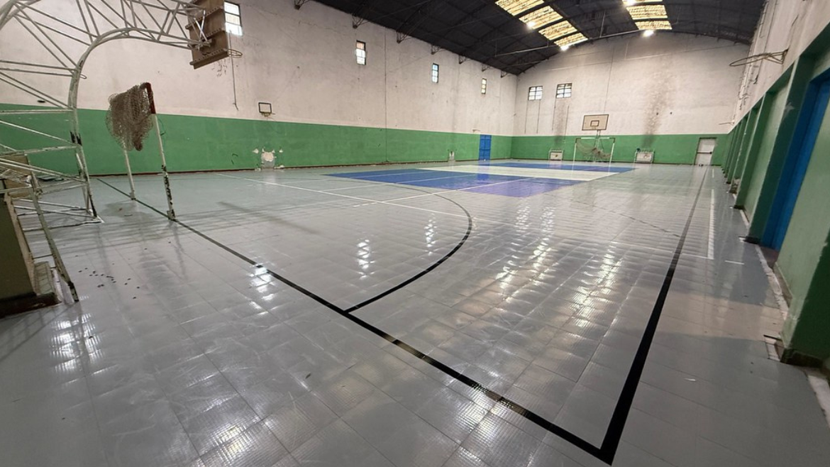 Finalizaron los trabajos de colocación del nuevo piso del Gimnasio N° 2 de Cipolletti. | LMCipolletti.com Finalizaron los trabajos de colocación del nuevo piso del Gimnasio N° 2 de Cipolletti.