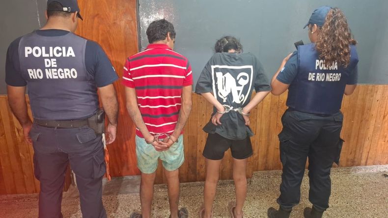 El hombre y la mujer detenidos por el robo de una casa. Los vecinos se movilizaron e impidieron que escaparan.&nbsp; 