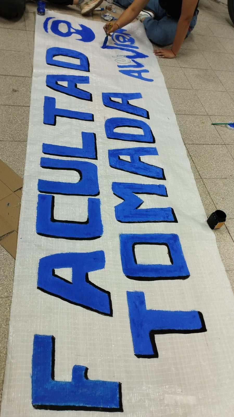 Estudiantes, docentes y no docentes de la Universidad Nacional del Comahue no aflojan en sus reclamos y protestas. El martes se tomaron las facultades locales y se vienen movilizaciones, clases públicas y paros de actividades.