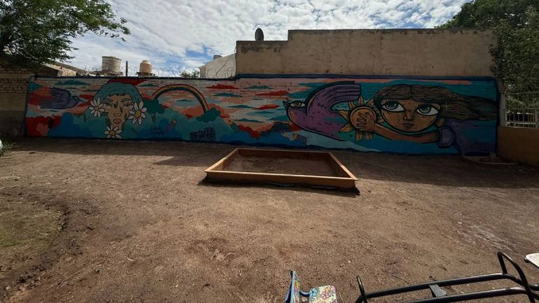 Luxor y Dashu, dos de los aristas, pintaron el paredón del patio en el jardín 123.