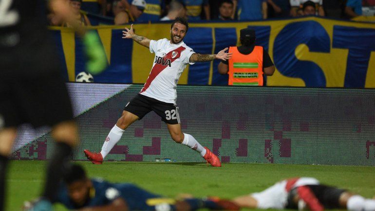 Nacho celebra después de anotar el segundo