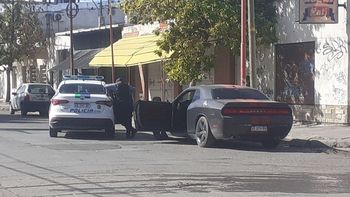 La poderosa coupé Dodge Challenger RT fue interceptada en La Esmeralda y Urquiza. El conductor fue detenido tras la persecución.