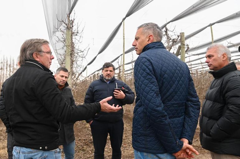 Bahillo junto a Banacloy recorriendo las explotaciones fruitícolas de la región.
