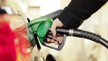 estaba cargando combustible y la choco un camion con acoplado estaba cargando combustible y la choco un camion con acoplado