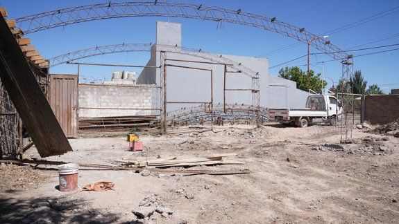 Comenzó la obra del salón multipropósito en las 1200 Viviendas