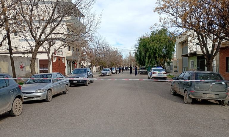 La&nbsp;mujer con la que residía en un edificio de departamentos ubicado en la calle Río Santiago&nbsp;resultó herida&nbsp;y fue trasladada&nbsp;al Hospital Pedro Moguillansky de la localidad.