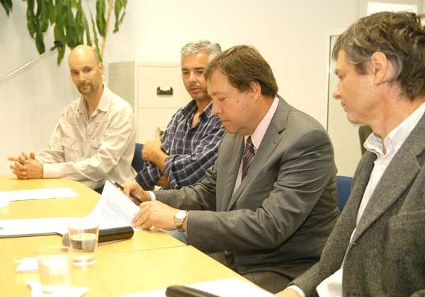 Firmaron el contrato para la obra de 66 viviendas de Quillahue