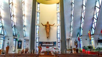 maniataron a un cura en su parroquia para robarle $9 mil