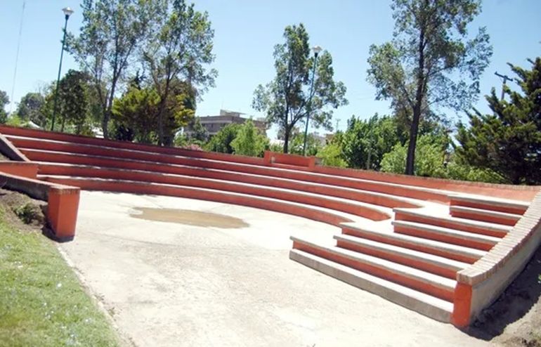 El anfiteatro del paseo del ferrocarril será intervenido con la puesta de un domo que cubrirá la superficie.