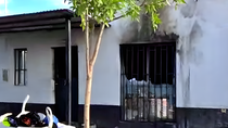 El incendio afectó un salón ubicado en el frente de la vivienda ubicada en el DVN. Los dueños afirman que el perro los alertó con sus ladridos.&nbsp;