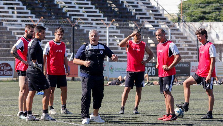 Cipo se rearma de atrás hacia adelante