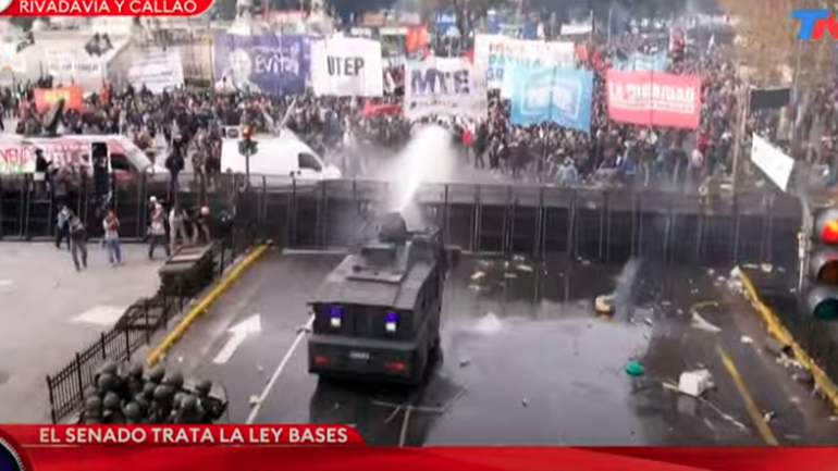 Piedras, bombas molotov y máxima tensión en las afueras del Congreso